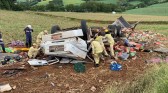 Socorristas levam mais de uma hora para retirar motorista preso em cabine de caminhão após saída de pista