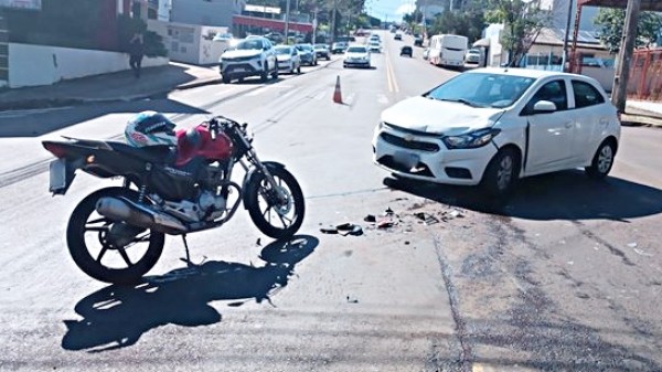Acidente entre carro e motocicleta deixa jovem ferido na Cango