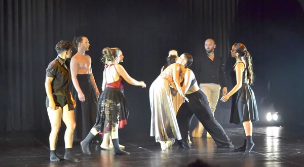 Espetáculo da D15 Cia de Dança estreia com muitos aplausos