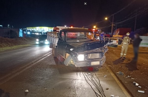 Três pessoas ficam feridas após colisão na Avenida Natalino Faust
