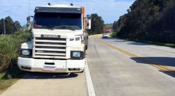 Carga de soja se espalha após saída de pista na PRC-280