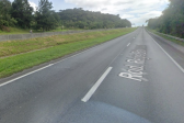 Motorista para no acostamento para trocar pneu e é atingido por rodado de caminhão que passava na rodovia, no Paraná