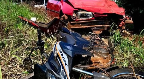 Carro atravessa preferencial, atinge motociclista em Nova Esperança do Sudoeste
