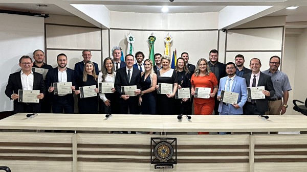 Prefeito, vice-prefeita e vereadores eleitos são diplomados pela Justiça Eleitoral