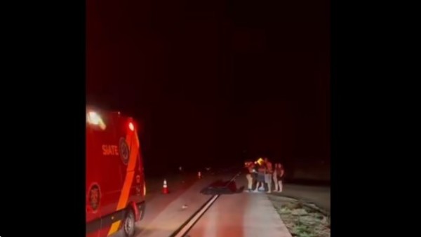 Homem que estava de joelho na rodovia PRC-280 morre após ser atropelado por caminhão