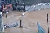 Após ser “engolido” por enxurrada, motociclista é salvo por moradores