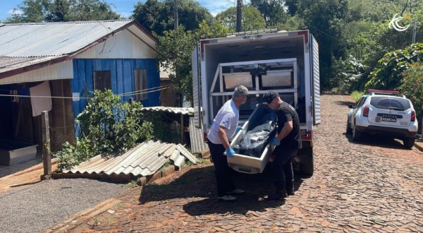 Casal é encontrado morto dentro de casa
