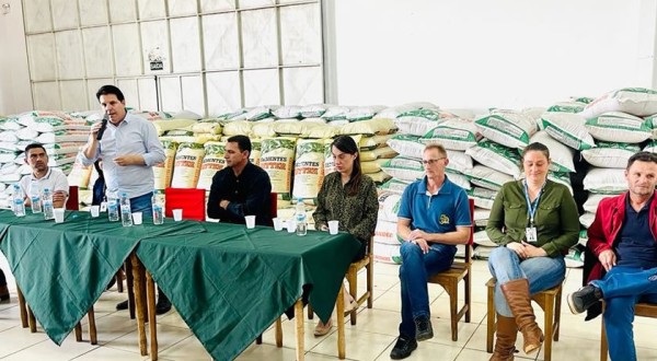 Prefeitura entrega 1.200 sacas de sementes para produtores de Coronel Vivida