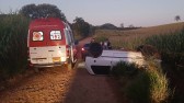 Veículo capota após desvio em curva na Água Branca