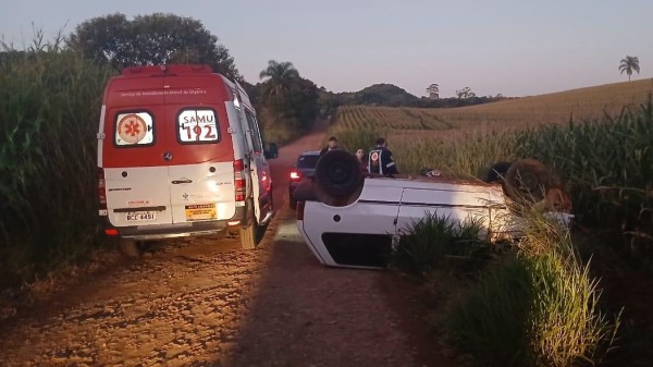 Veículo capota após desvio em curva na Água Branca