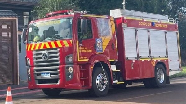 Incêndio destrói barracão e caminhão em propriedade rural de Marmeleiro