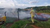 Corpo de Bombeiros combate fogo em vegetação no Bairro Terra Nossa