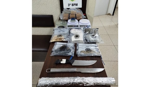 Polícia apreende drogas e arma de fogo