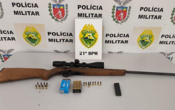 Homem é preso com rifle, muita munição e ave silvestre
