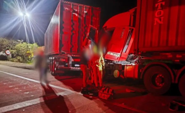 Colisão traseira deixa motorista preso às ferragens na PRC-280 