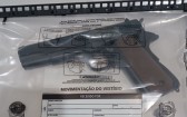 Motorista embriagado, sem habilitação e com simulacro de arma é preso durante abordagem