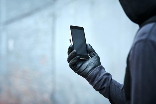 Homem enfrenta assaltante que roubou seu celular, consegue desarmá-lo, mas fica ferido