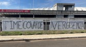 Torcida colorada protesta em frente ao CT Parque Gigante