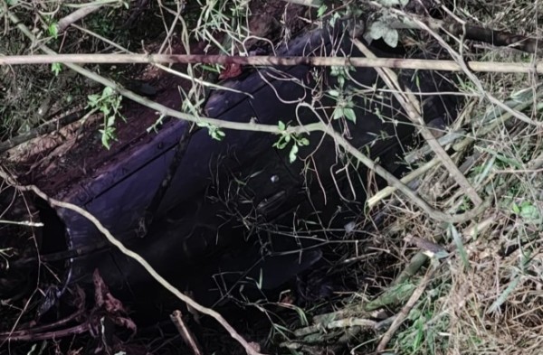 Adolescente fica ferida após carro sair da pista e capotar na PR-180