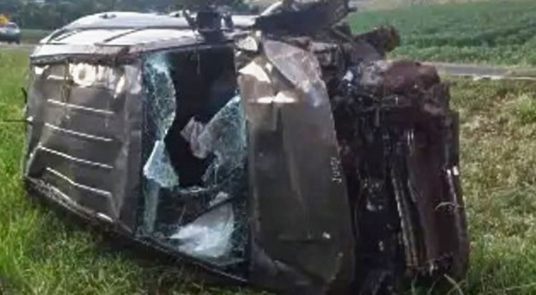 Adolescente sofre suspeita de fratura após carro sair da pista e capotar na PR-475