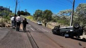 Jeep capota sobre a via após colisão