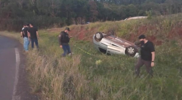 Corpo de mulher com marca de disparo de arma de fogo é encontrado em carro capotado em São Lourenço do Oeste