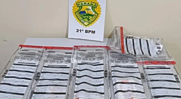 Quatro pessoas são abordadas com celulares e objetos que seriam arremessados para cadeia