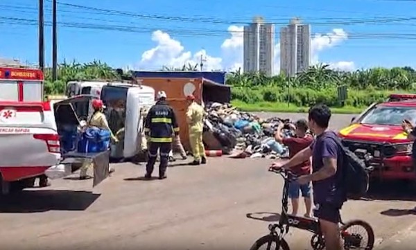 Caminhão lixo tomba e motorista fica gravemente ferido