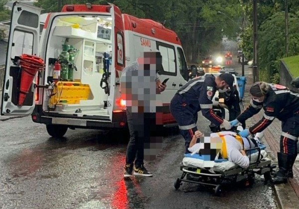 Acidente de moto deixa mulher ferida no centro