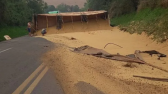 PR 280 em Renascença está completamente interditada após caminhão tombar