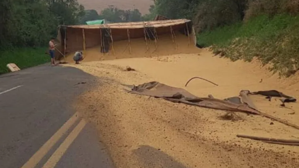 PR 280 em Renascença está completamente interditada após caminhão tombar