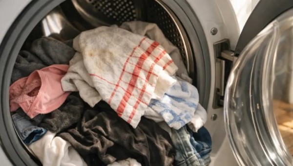 3 motivos para te convencer a não lavar panos de prato junto com suas roupas