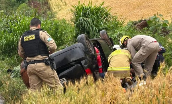 Condutor é socorrido inconsciente após capotamento de carro