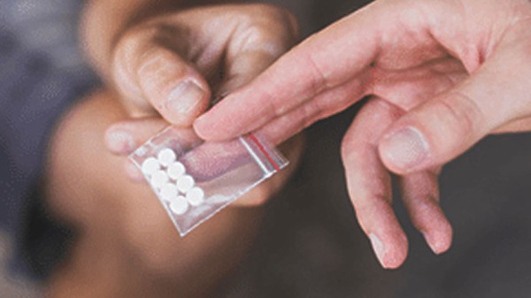 Filho exige dinheiro para drogas e ameaça matar pais no interior