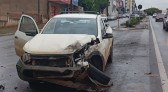 Camionete colide contra rodado de caminhão em avenida