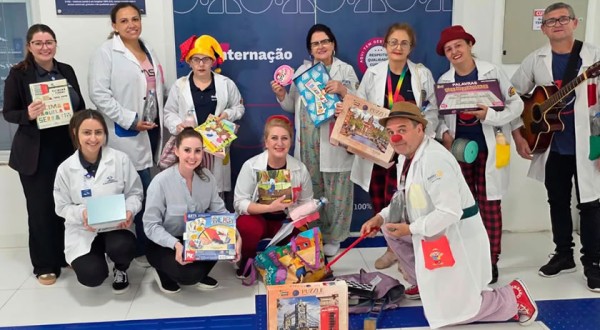 Integrantes do Projeto Semeando Sorrisos são surpreendidos no Hospital Intermunicipal