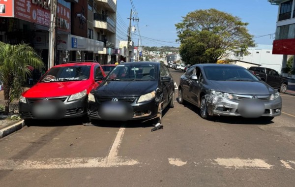 Acidente envolvendo três veículos é registrado no Centro