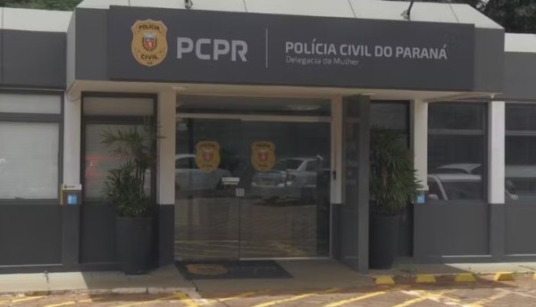 Mulher se joga de carro em movimento com filho no colo após ameaças do namorado