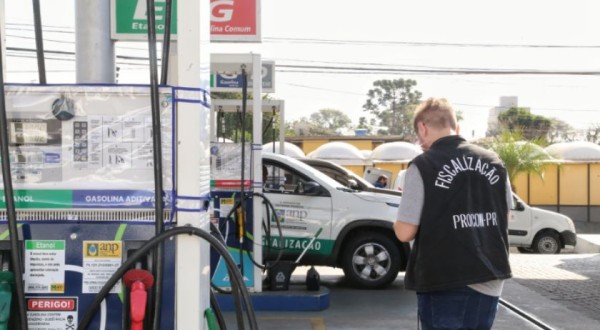 Ação do Procon/PR verifica se postos de combustíveis destacam preços dos produtos