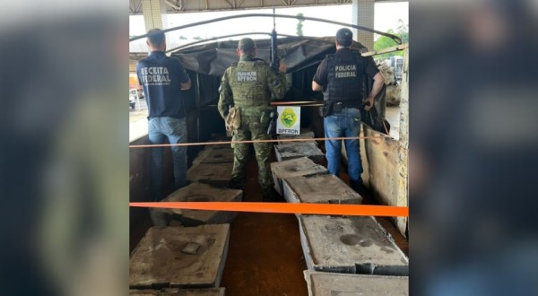 Carreta carregada com blocos de chumbo é apreendida em ação conjunta do BPFron, Polícia Federal e Receita Federal