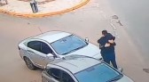 Motorista abraça desconhecido após batida de carro e cena emociona nas redes sociais