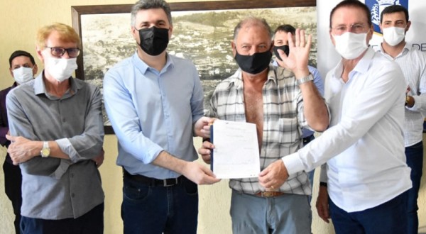 Famílias de Beltrão recebem escrituras da casa própria