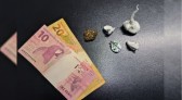 Dois homens são detidos após serem flagrados com drogas no bairro São Cristóvão