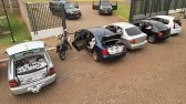 Policiais olham por fresta de portão e encontram 4 carros carregados de cigarros contrabandeados