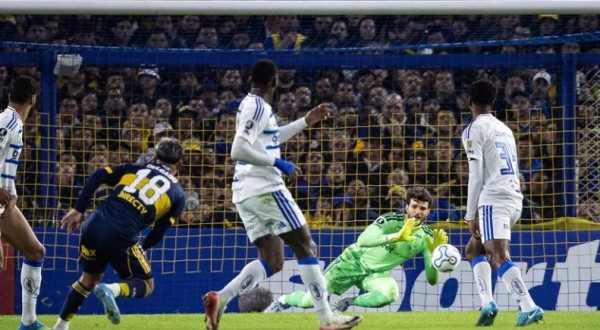 Cruzeiro arranca empate com um a menos na Bombonera e fica perto das oitavas
