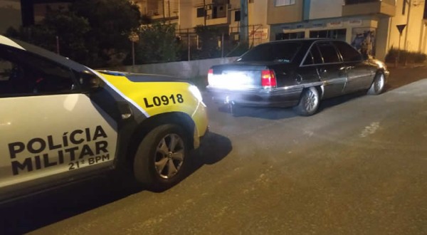 Carro furtado é recuperado pela PM durante a madrugada