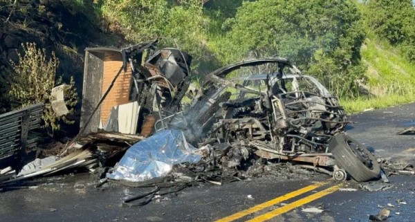 Homem morre carbonizado após colisão entre três veículos na PR-566