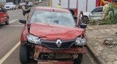 Homem fica ferido após colisão entre dois carros
