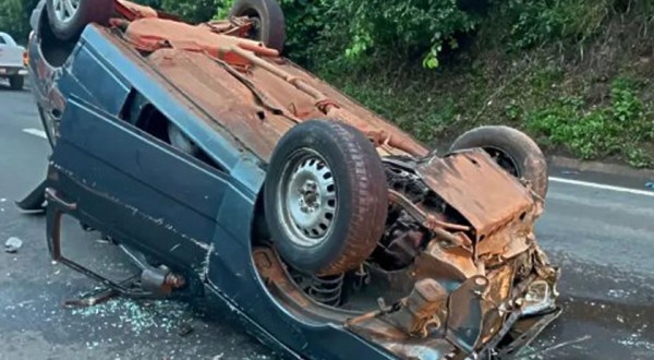 Veículo capota e fica no meio da rodovia PR-483