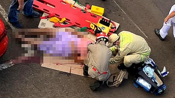 Mulher fica ferida ao ser atropelada por motocicleta